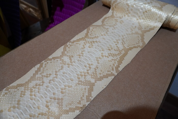 ゴールドヘビ革