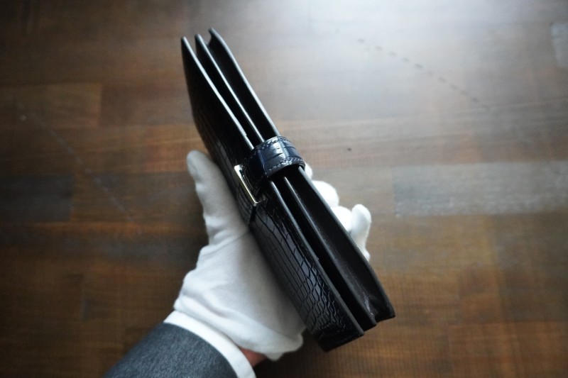 藍染濃紺ポロサスクロコダイル×プラチナ金具100万円収納二つ折り長財布のマチ部分