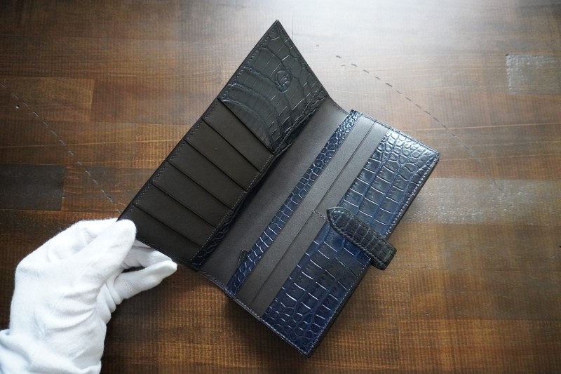 藍染濃紺ポロサスクロコダイル×プラチナ金具100万円収納二つ折り長財布の内側