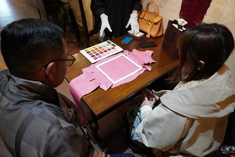 レディース用クロコダイル薄型ラウンドファスナー長財布のカスタムオーダーメイドの打ち合わせ