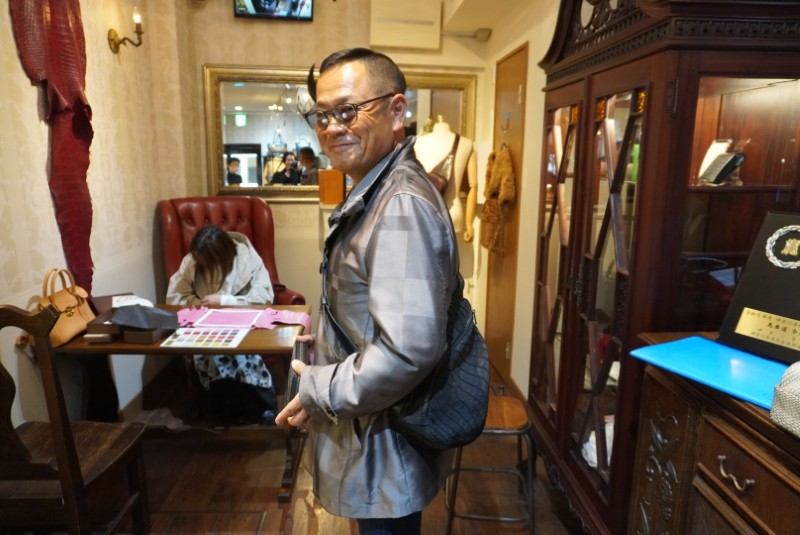 レディース用クロコダイル薄型ラウンドファスナー長財布のカスタムオーダーメイド打ち合わせ