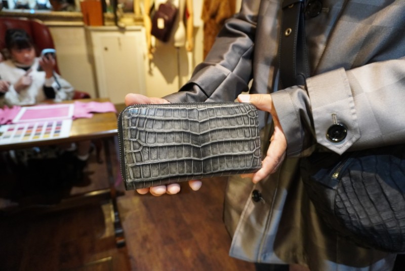 墨染クロコダイル・ワニ革メンズラウンドファスナー長財布