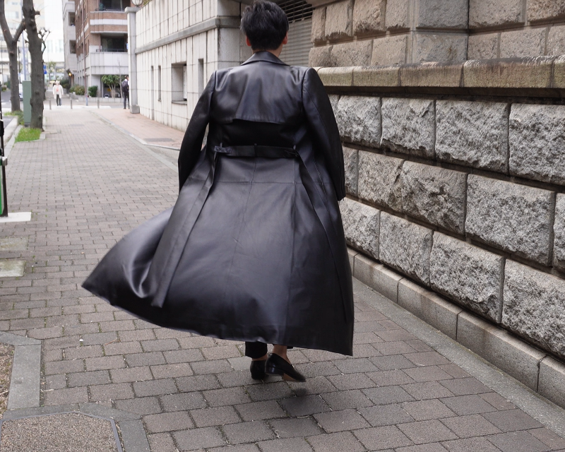 オーダーメイドのロングレザージャケットコートを着て振り返る瞬間