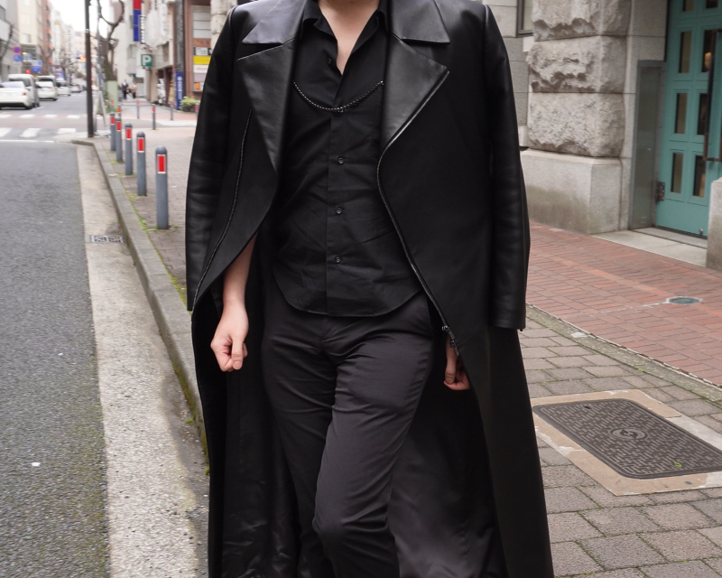 オーダーメイドのロングレザージャケットコートを着て歩いている正面